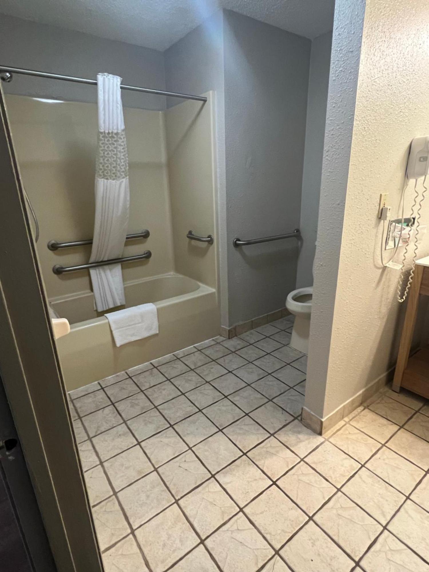 Days Inn & Suites By Wyndham Monroe Ngoại thất bức ảnh